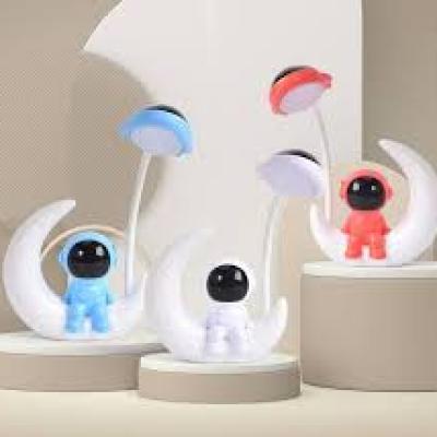 چراغ مطالعه طرح فضانورد روی ماه نشسته